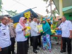 PJ Bupati Pamekasan Bagikan Beras Murah untuk Warga