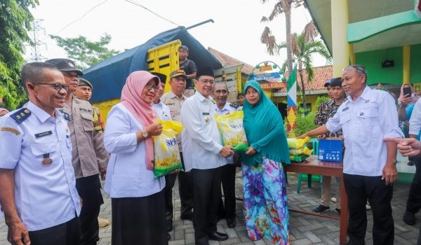 PJ Bupati Pamekasan Bagikan Beras Murah untuk Warga