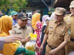 PJ Bupati Pamekasan Salurkan Bantuan 8 Ton Beras untuk Masyarakat Pantura