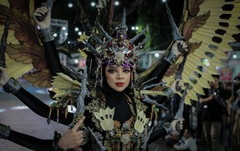 Ingin Tahu Kolaborasi Rock dan Kalenengan? Saksikan di Penutupan Madura Ethnic Carnival 2025!
